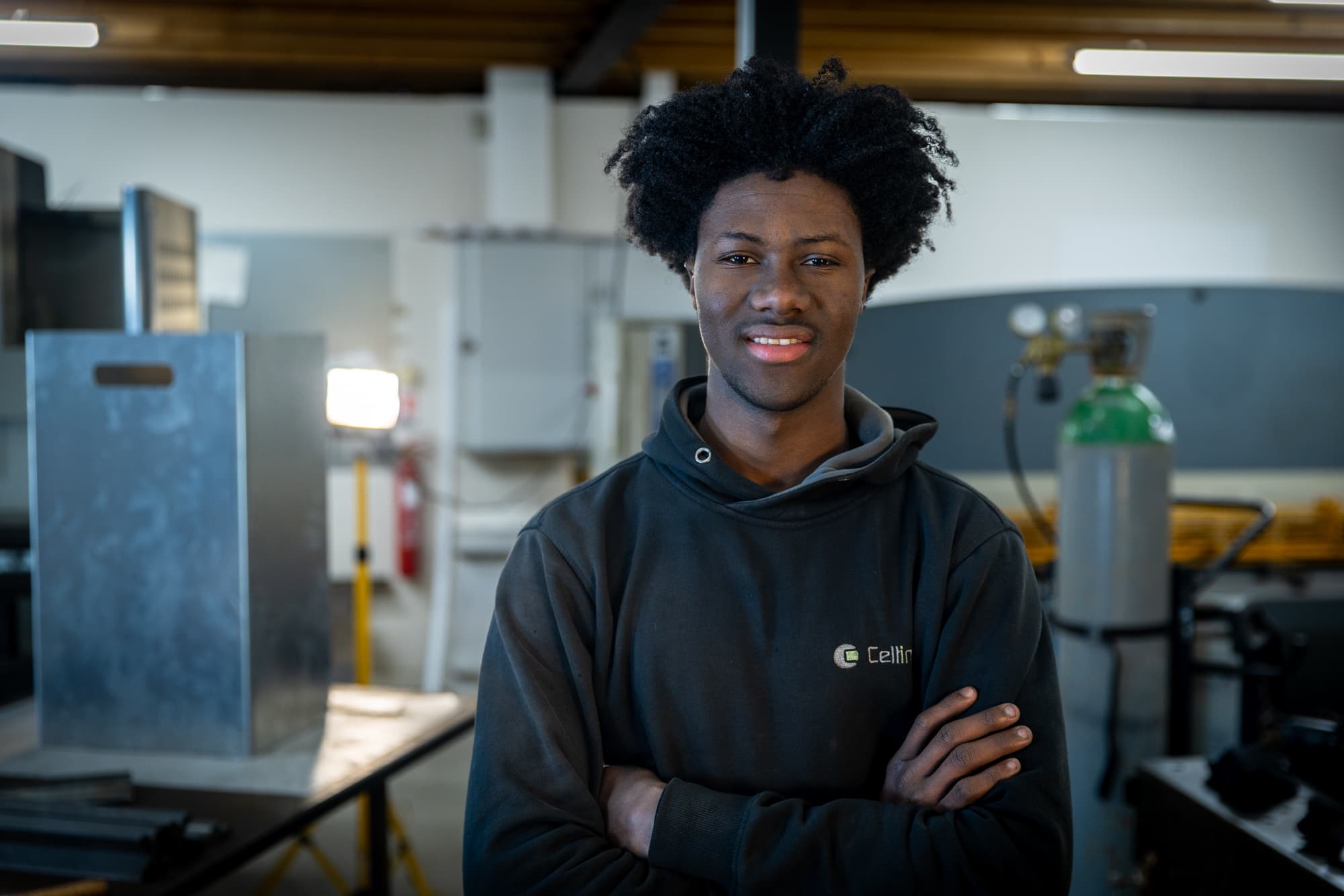 Alhassane, membre de l'équipe Celtinox, dans l'atelier
