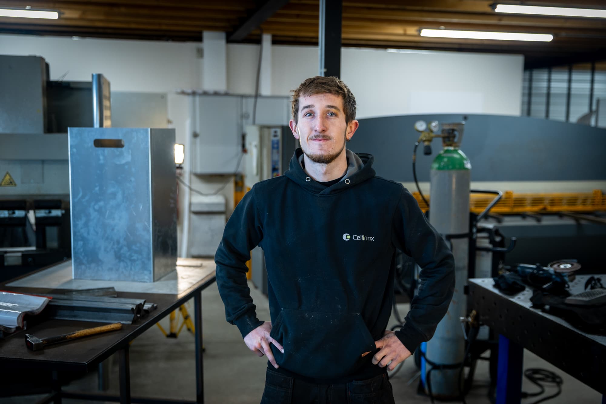 Axel, membre de l'équipe Celtinox, dans l'atelier
