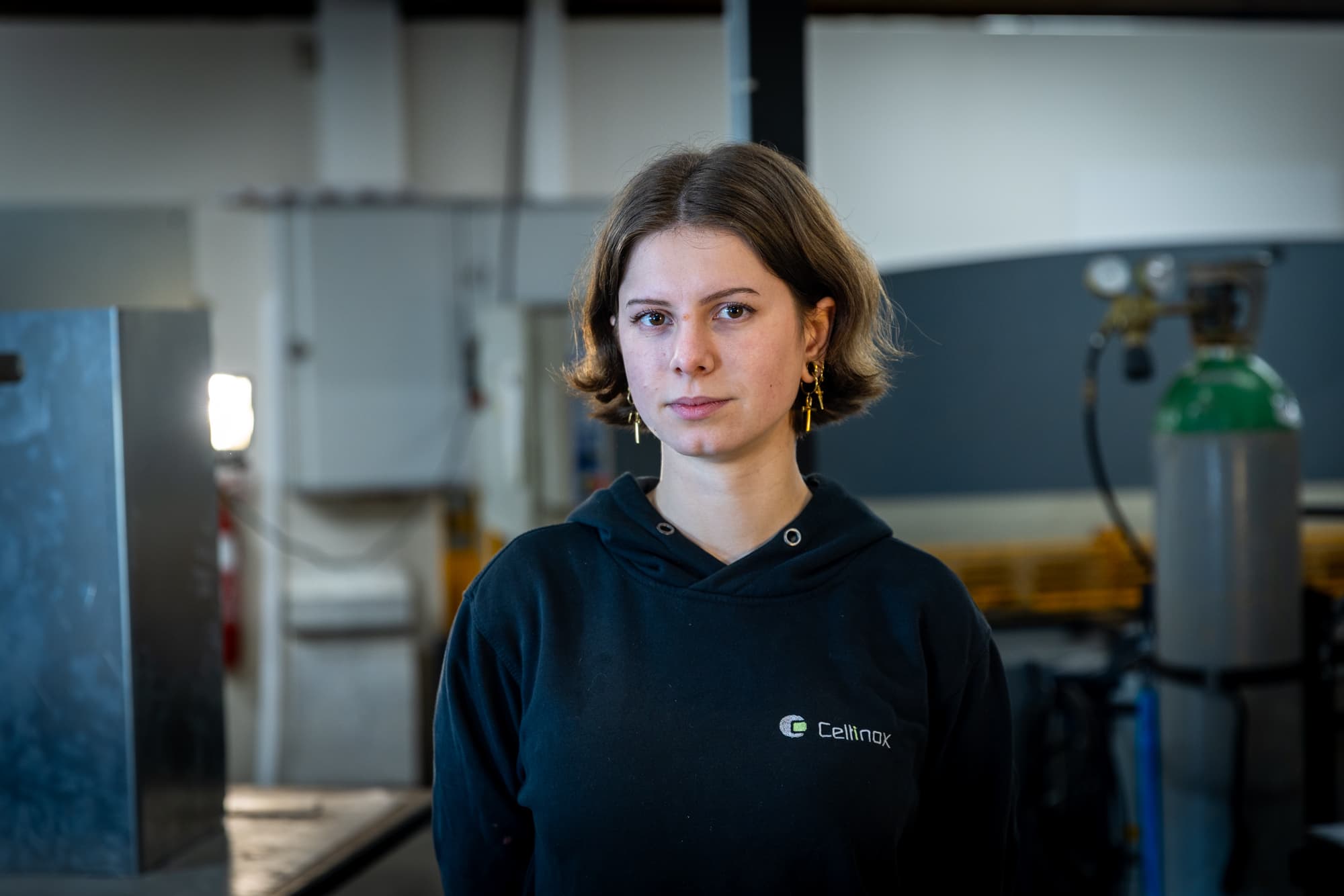 Janice, membre de l'équipe Celtinox, dans l'atelier