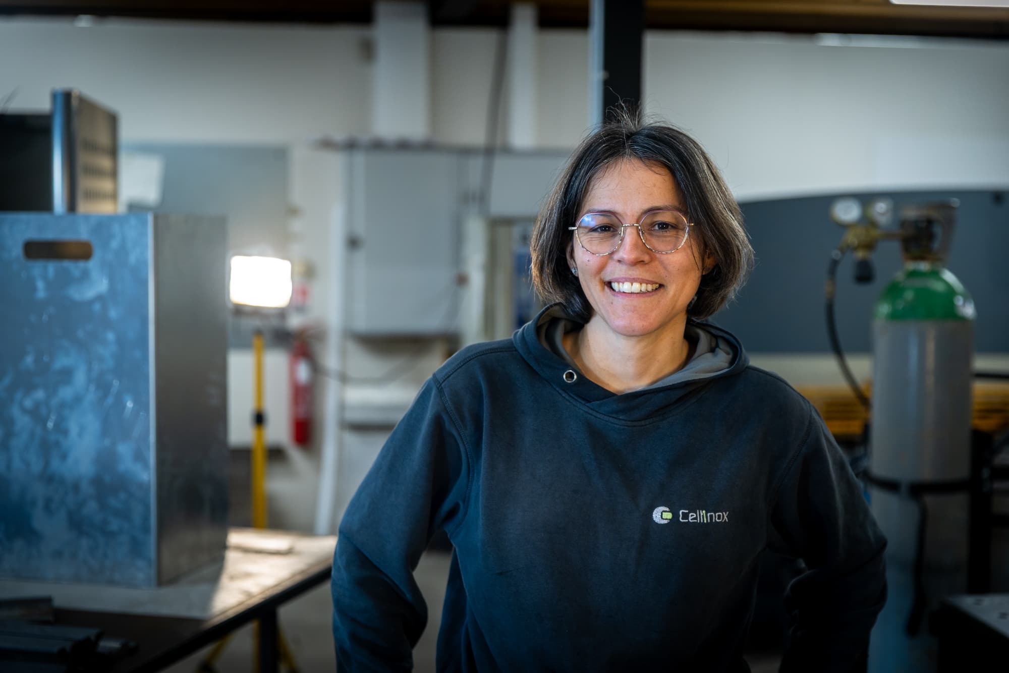 Léa, membre de l'équipe Celtinox, dans l'atelier
