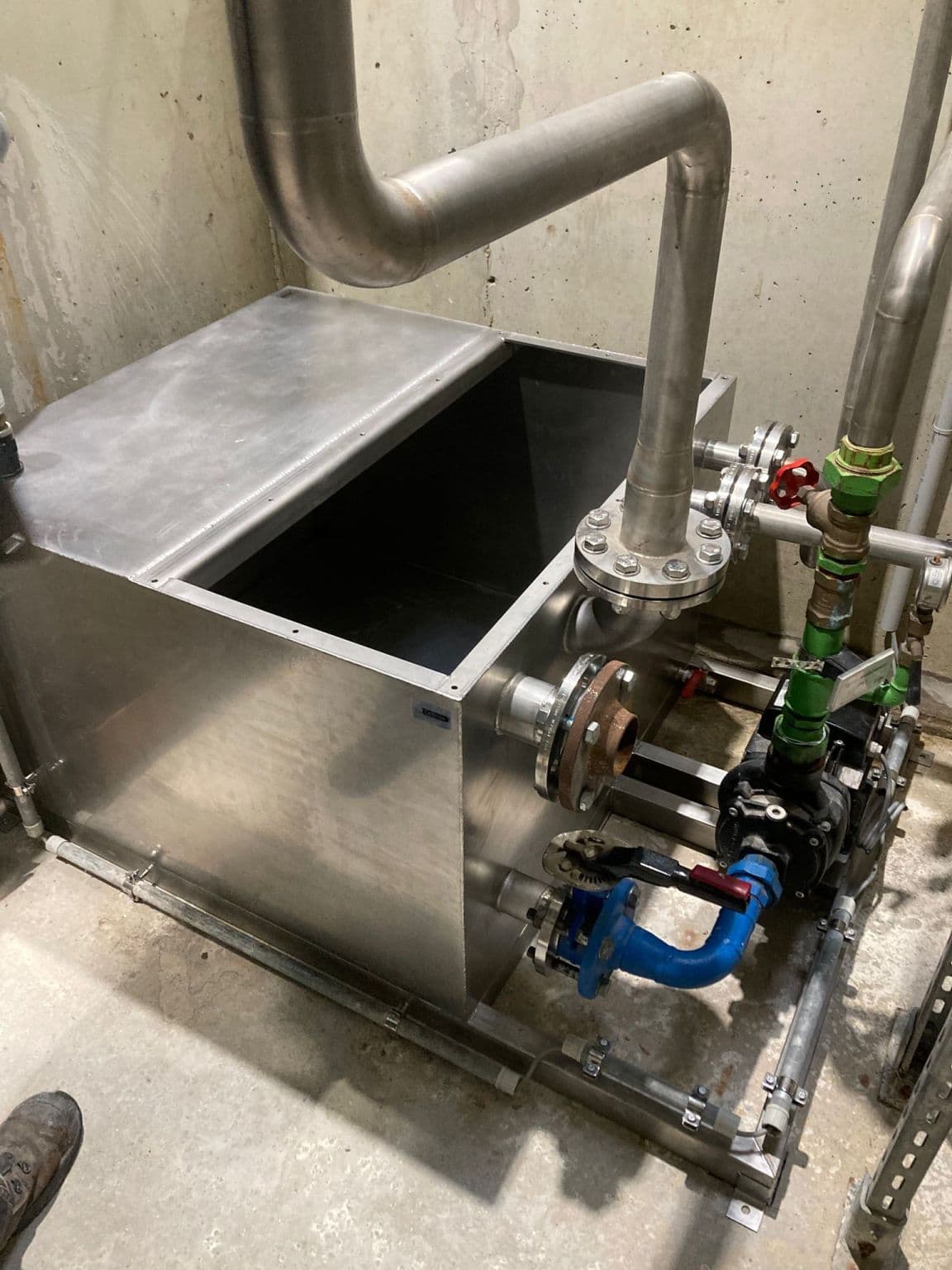 la livraison d’une belle cuve à eau tout inox pour un circuit de refroidissement, en remplacement de la caisse d’origine, en acier, qui présentait des signes avancés de corrosions.