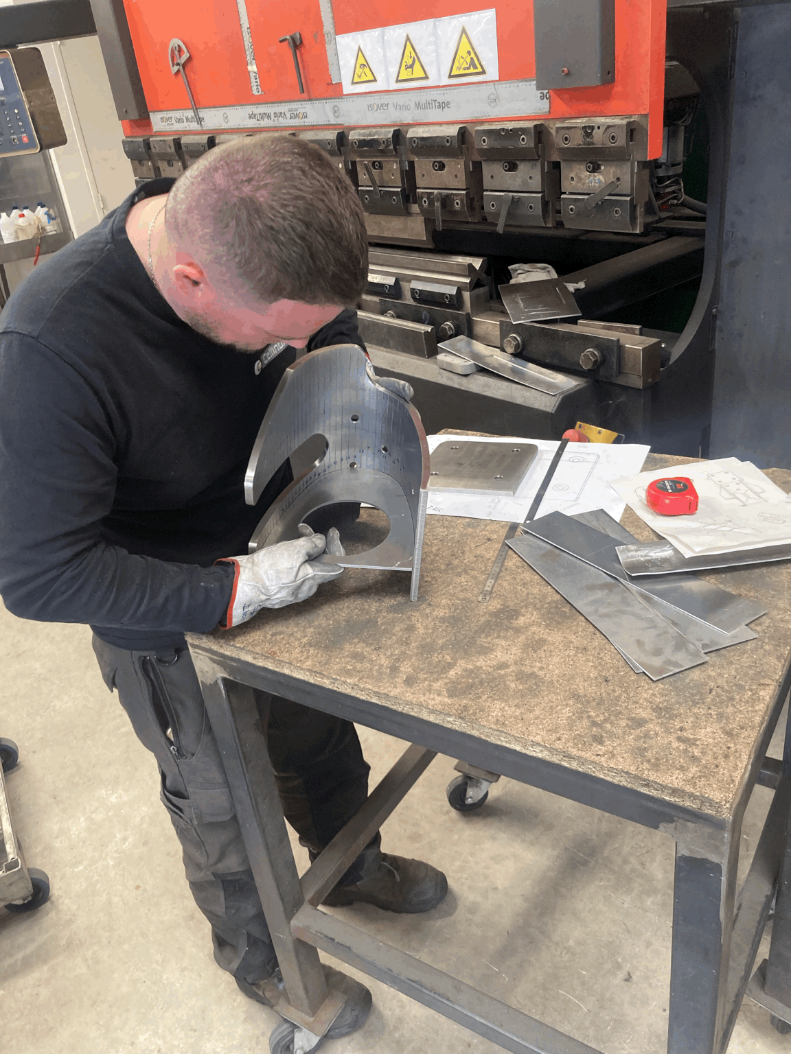 La mise en forme particulière d'une tôle de 10mm en inox 316L, avec pour seul moyen de contrôle un gabarit intérieur découpé laser.