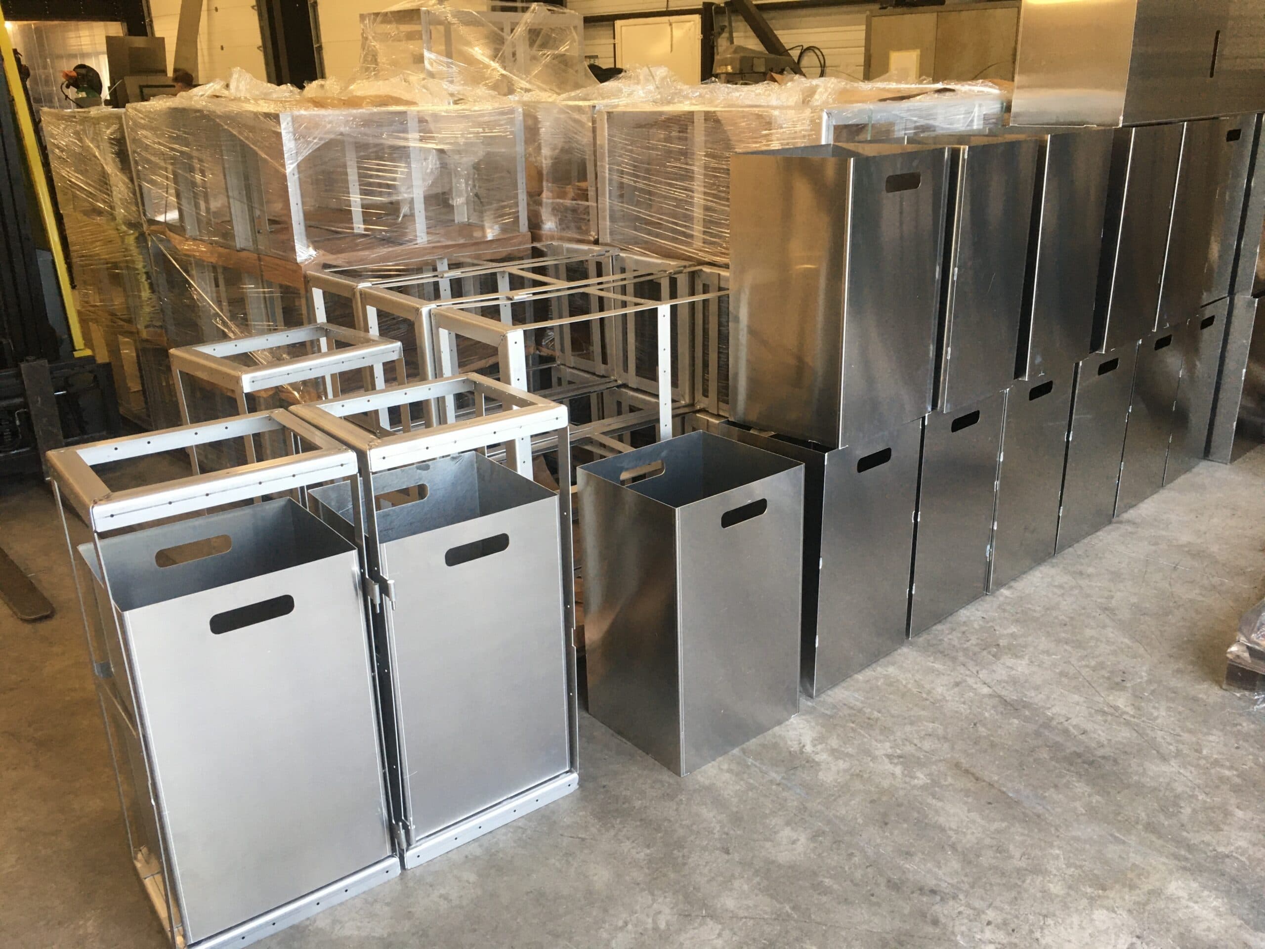 Structures inox et bacs aluminium de mobiliers urbains